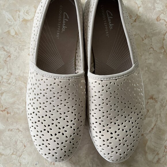 Clarks Cloudsteppers Breeze Emily Sz 8 Light Taupe Slip On Casual Sneakers - Picture 2 of 12